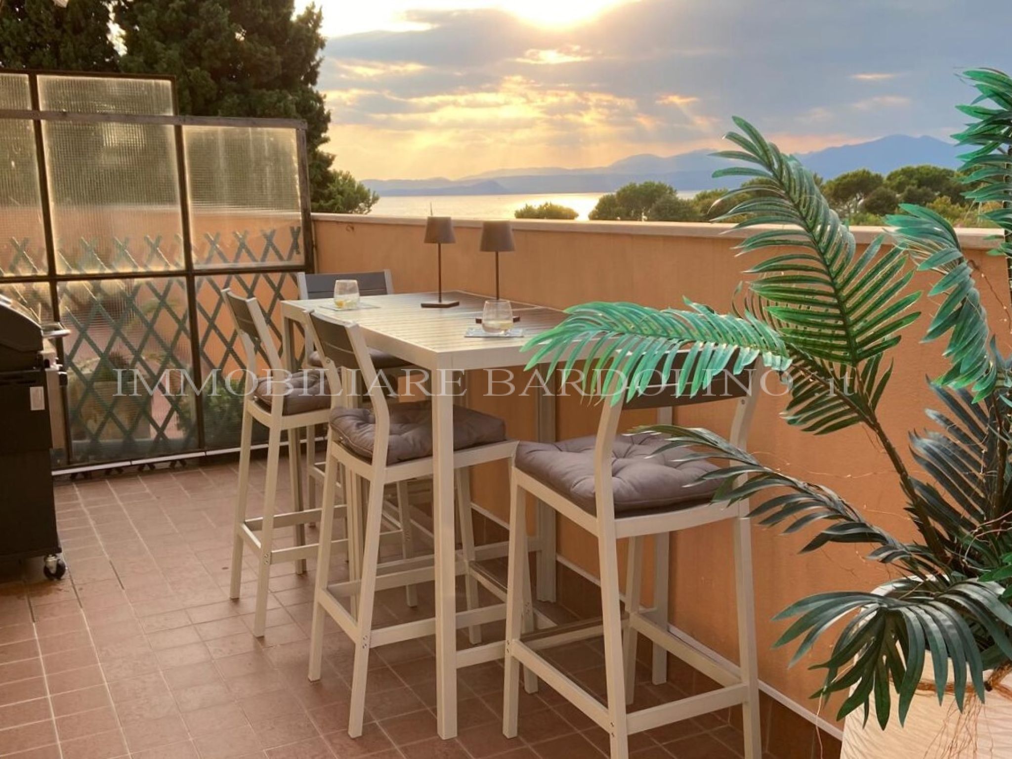 Lakefront Apartment with Large Terrace and Private Beach