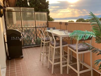 Trilocale Lungolago con Ampio Terrazzo e spiaggia privata