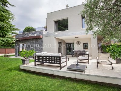 Moderna Villa con Finiture di Pregio