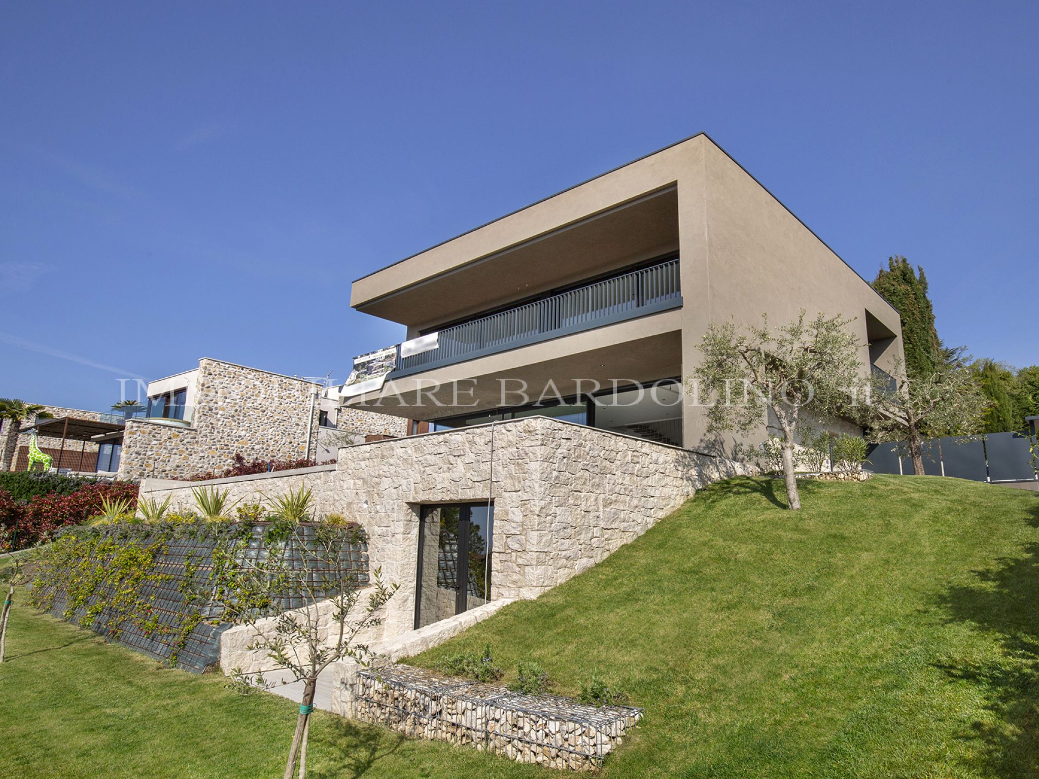 Villa di Lusso con Vista Lago